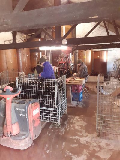 Mise en bouteilles du cidre… dernière année avec cette embouteilleuse… une Antiq…